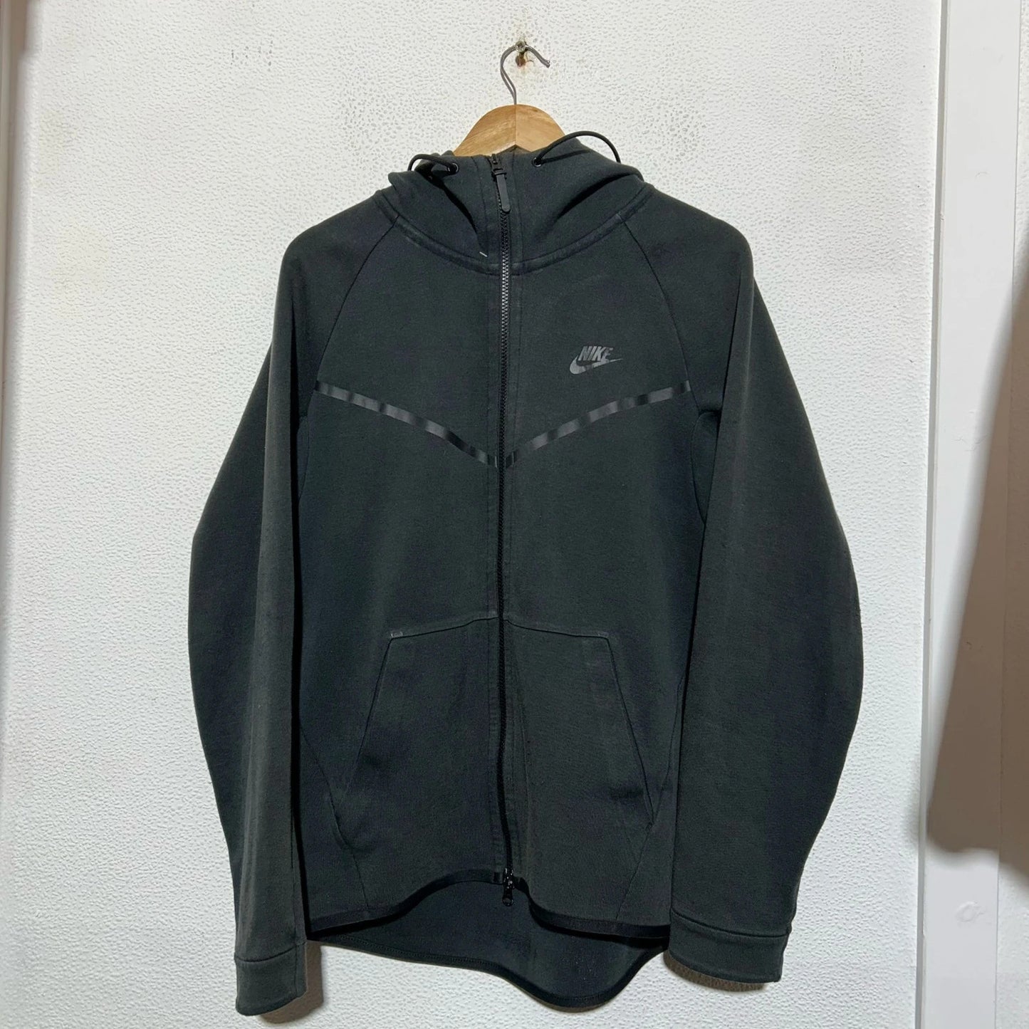 Black Nike Tech Fleece - Medium