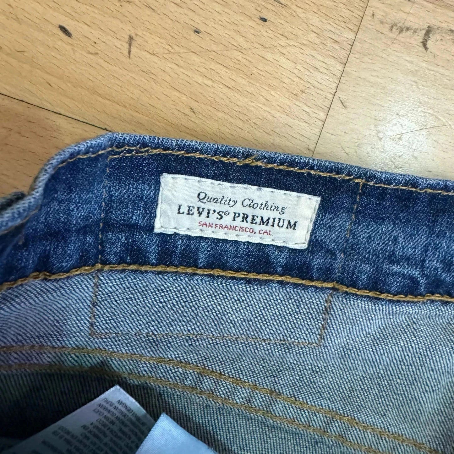Blue Levi’s 502 Jeans Striaght Leg - 31W 32L
