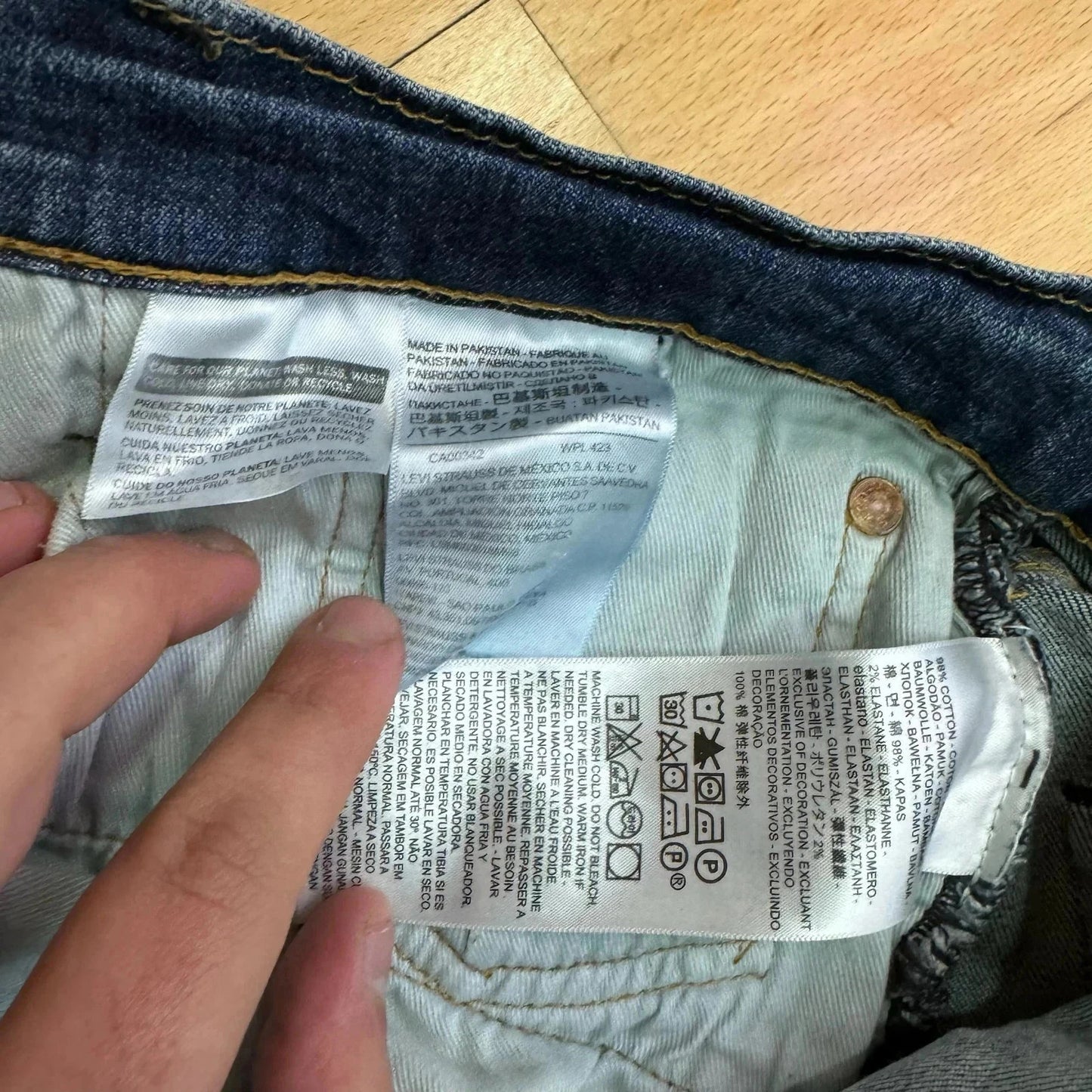 Blue Levi’s 502 Jeans Striaght Leg - 31W 32L