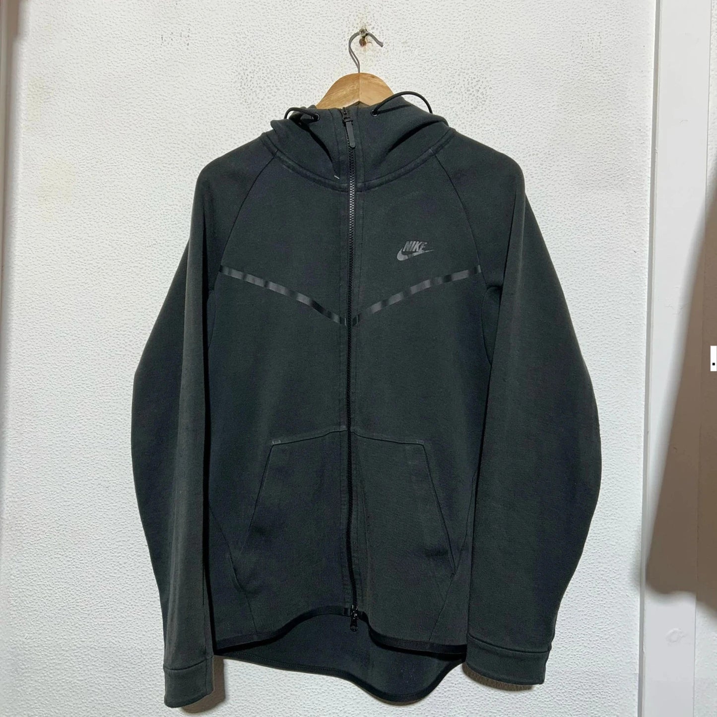 Black Nike Tech Fleece - Medium