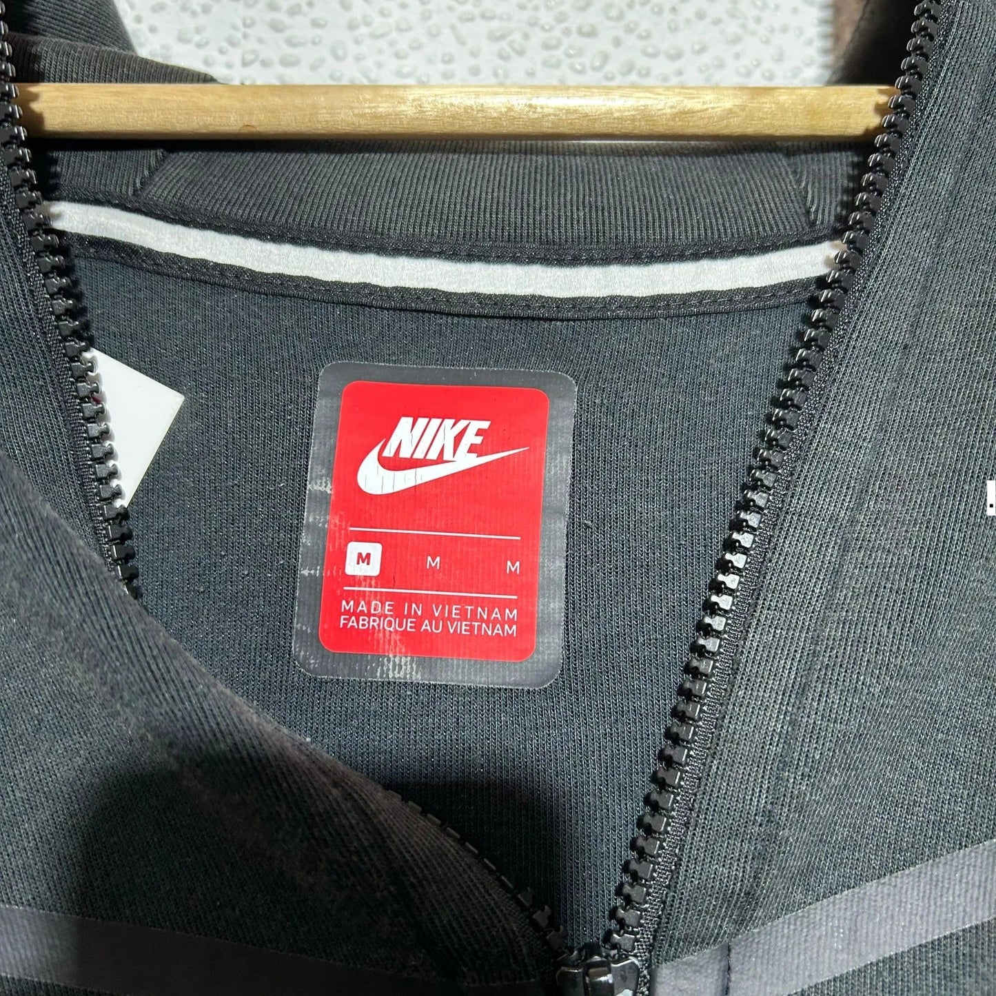 Black Nike Tech Fleece - Medium