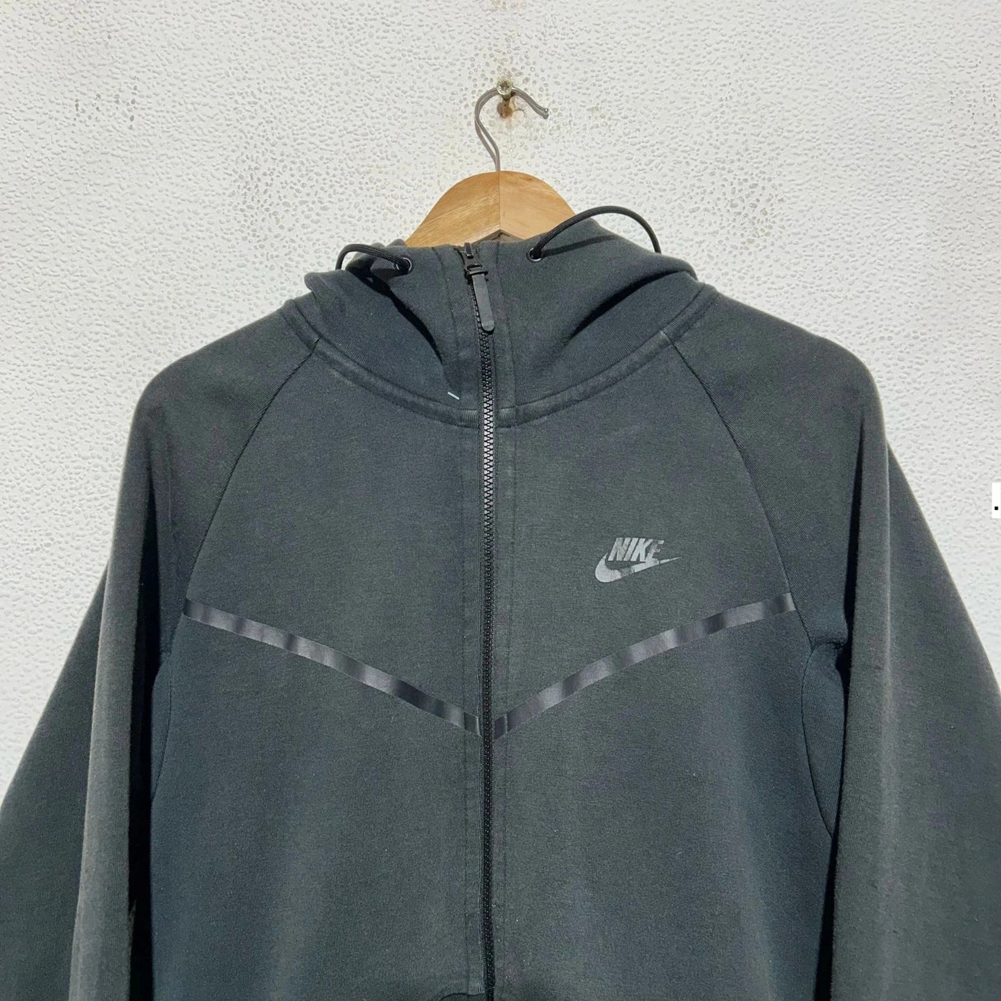 Black Nike Tech Fleece - Medium