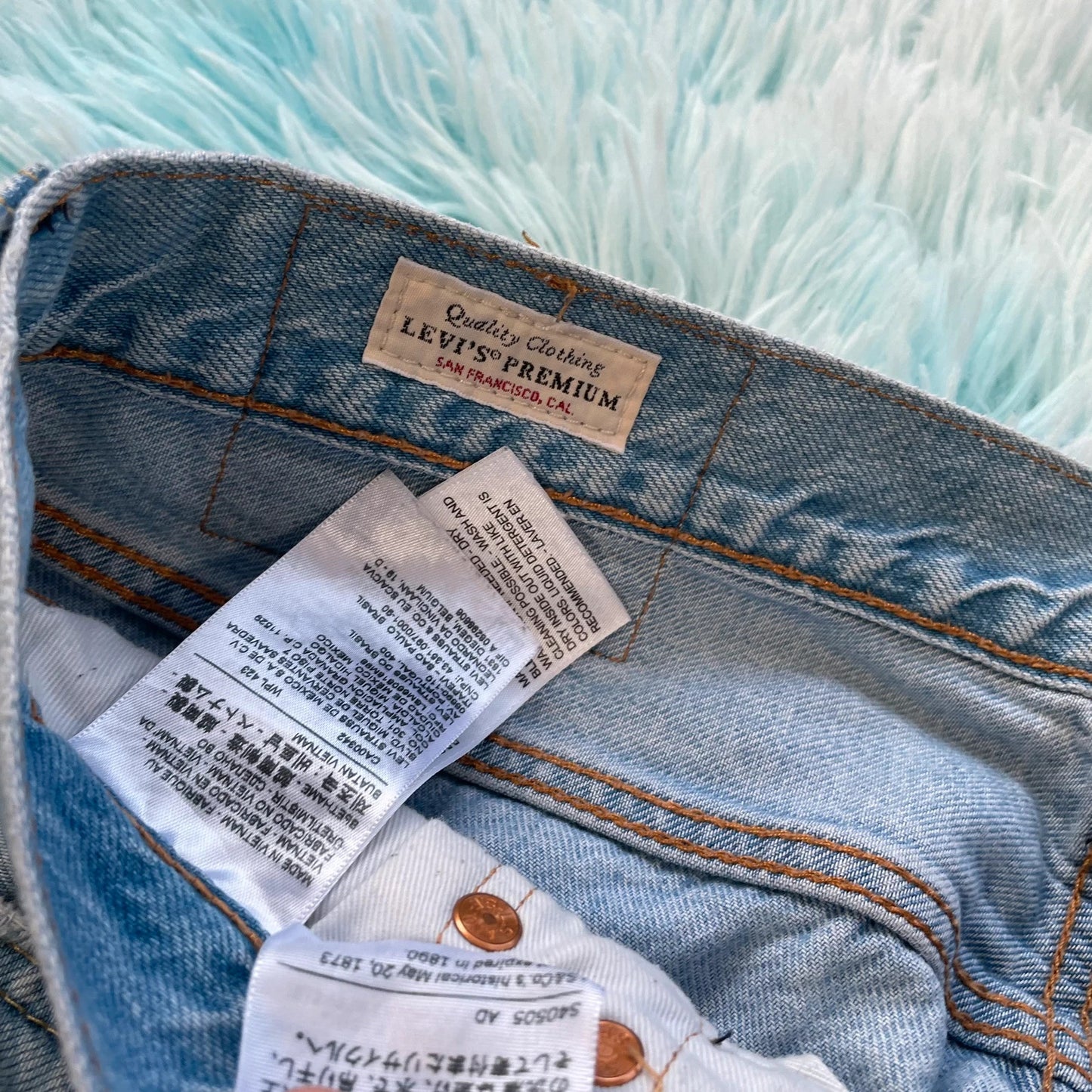 Lightwash Blue Levi’s 501 Jeans Premium Straight Leg - 31W 32L