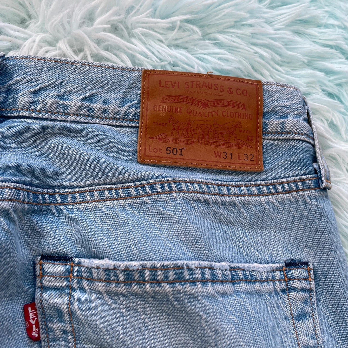 Lightwash Blue Levi’s 501 Jeans Premium Straight Leg - 31W 32L