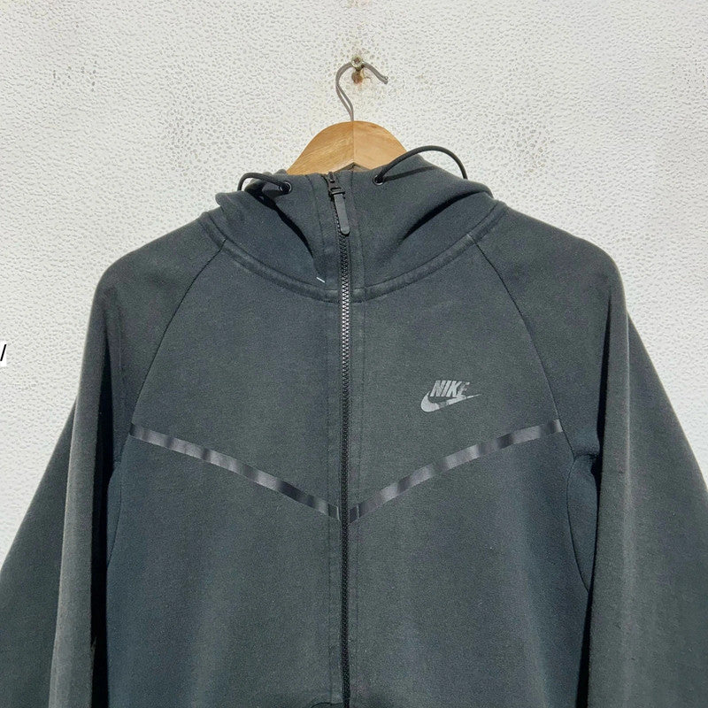 Black Nike Tech Fleece - Medium