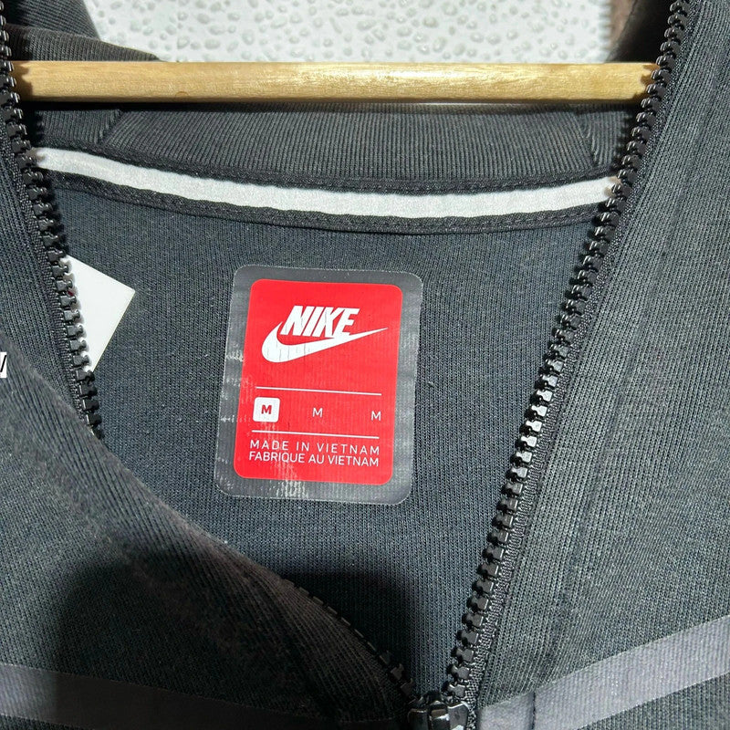 Black Nike Tech Fleece - Medium