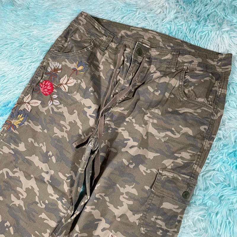 Vintage Y2K khaki Camo Pants Embroidered - Size 14