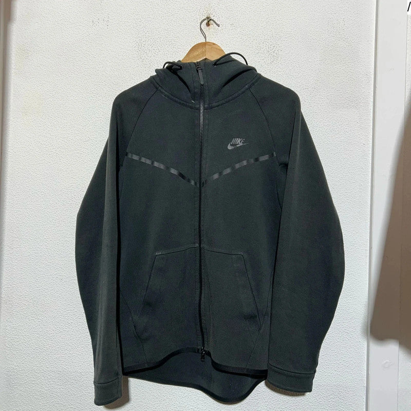 Black Nike Tech Fleece - Medium