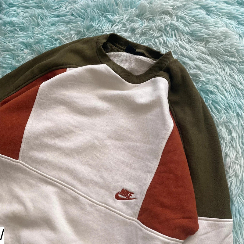Retro White Nike Sweatshirt - Medium