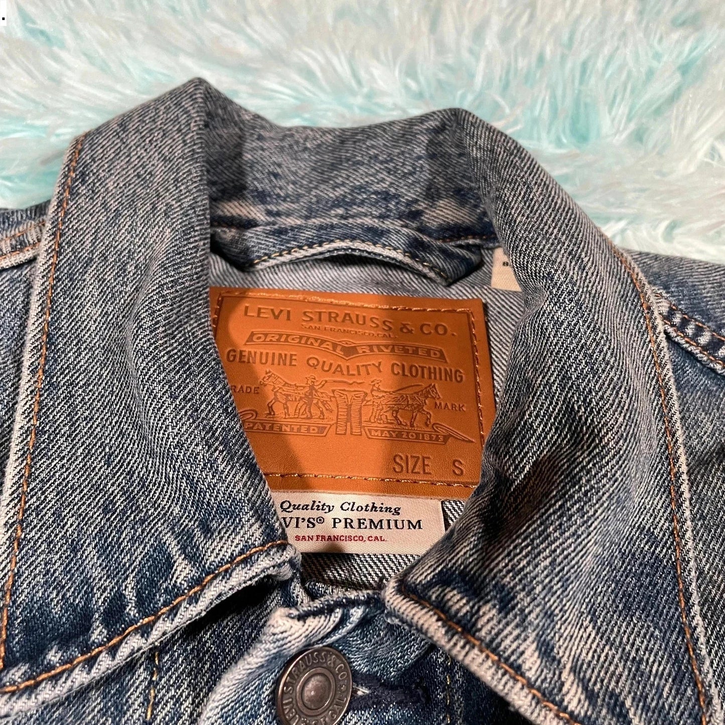 Blue Levi’s Denim Jacket Premium - Small