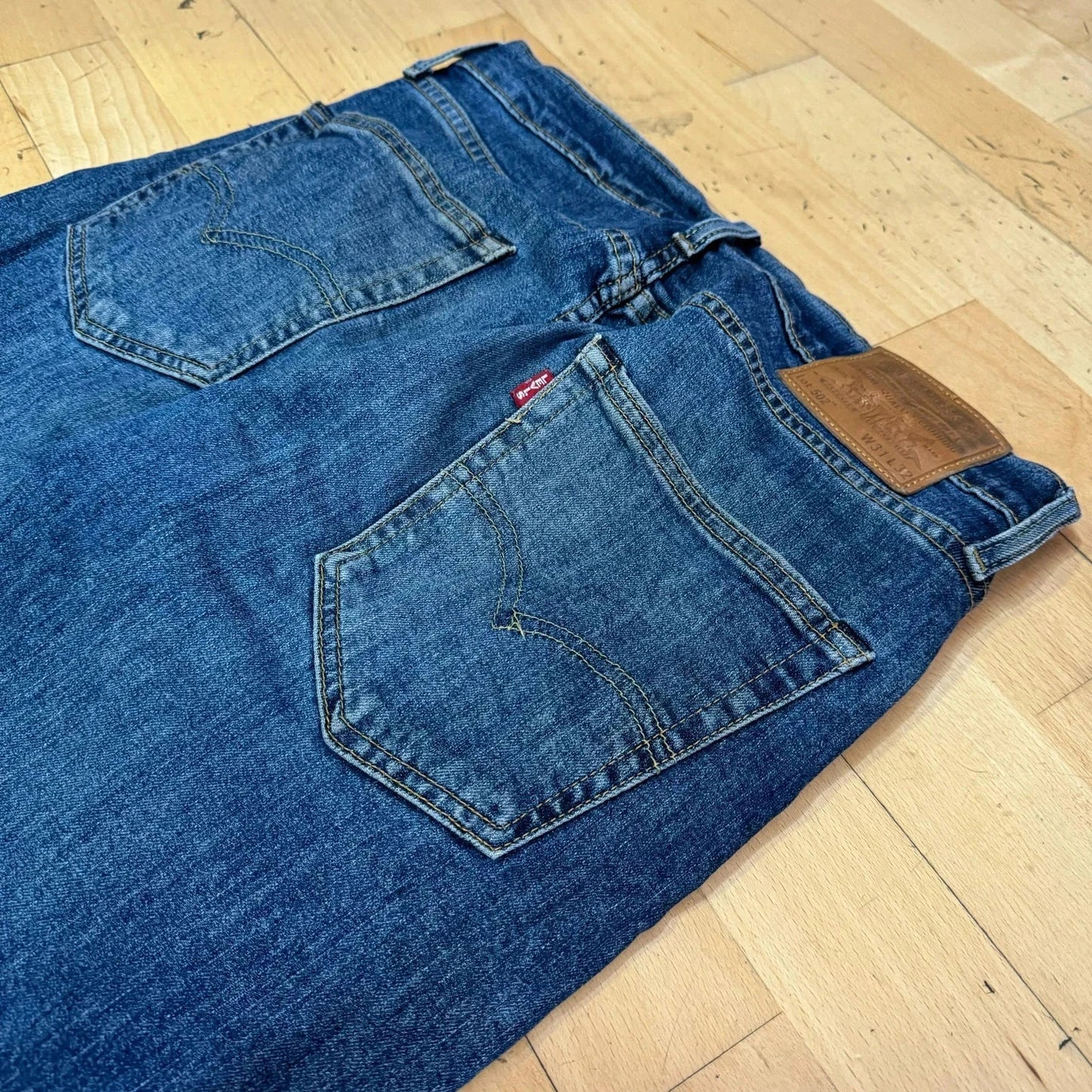 Blue Levi’s 502 Jeans Striaght Leg - 31W 32L
