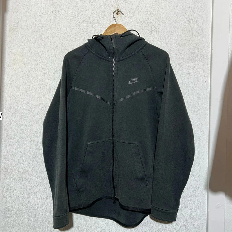 Black Nike Tech Fleece - Medium