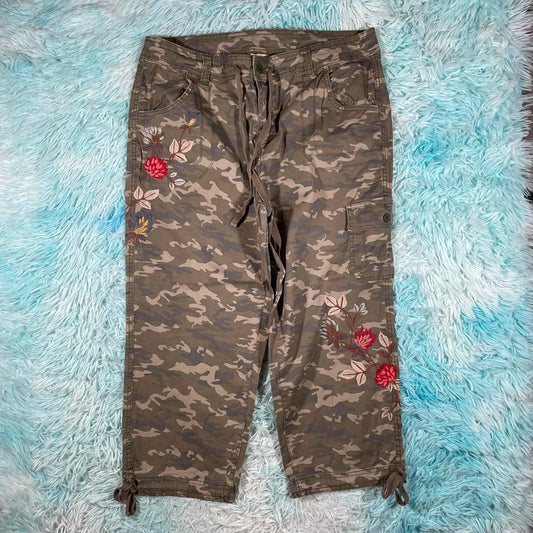 Vintage Y2K khaki Camo Pants Embroidered - Size 14