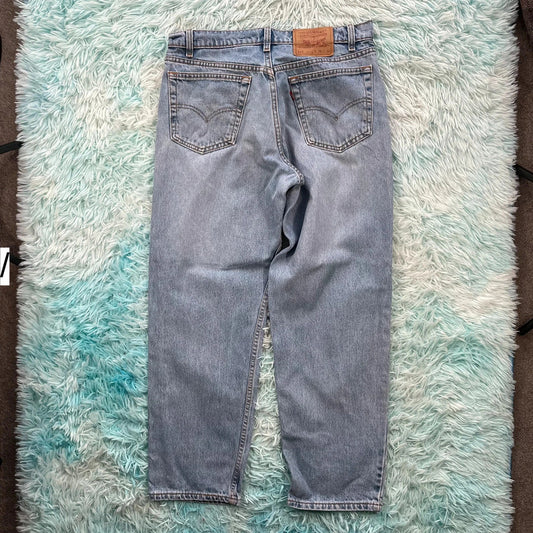 Vintage 90s Lightwash Levi’s Jeans 555 Relaxed Straight Leg - 34W 30L