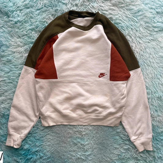 Retro White Nike Sweatshirt - Medium