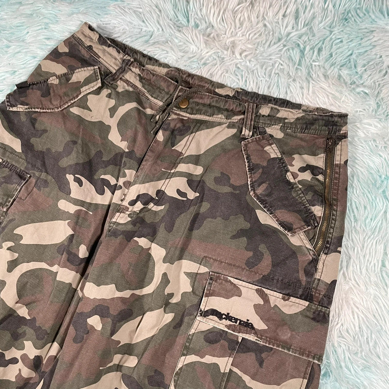 Vintage Y2K Camo Cargo Shorts - XL